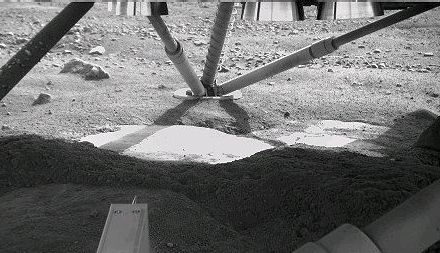 Mars Phoenix Lander se pare că stă pe gheaţă