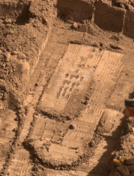 Unul din santurile sapate de Phoenix Lander