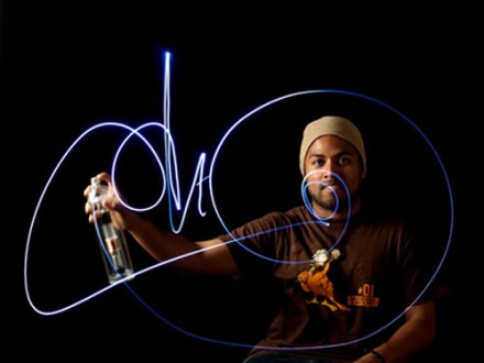 Aşa arată un graffiti realizat cu un spray cu LED Aşa arată un graffiti realizat cu un spray cu LED
