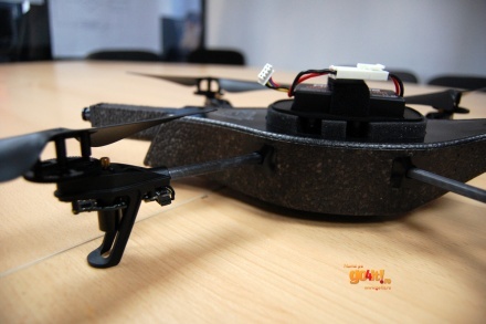 Parrot AR.Drone - bateria se schimbă foarte uşor
