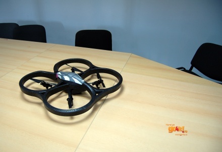 Parrot AR.Drone - quadrocopter-ul controlat de iPhone