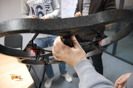 Parrot AR.Drone - materiale uşoare şi rezistente