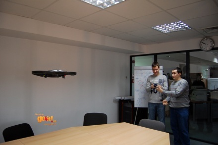 Transferul de date între AR.Drone şi iPhone se face prin reţea WiFi