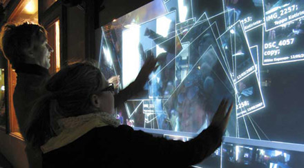 Citywall, o interfaţă multi-touch instalată în oraşul Helsinki